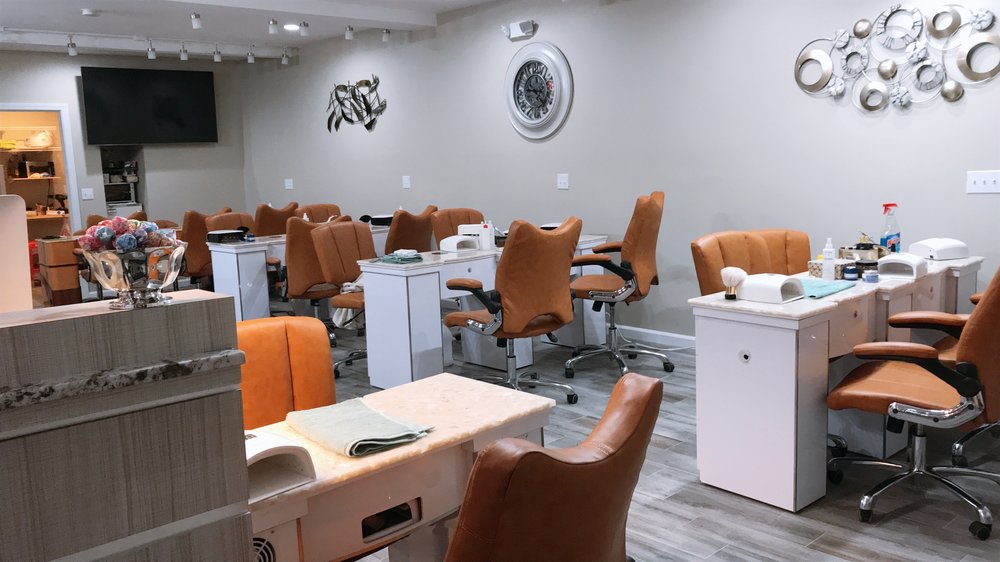 Hollywood Nails & Spa Logo