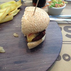 Bowie's Meal House - Hamburguesa de pollo empanado "estilo cajun" (lo que queda)