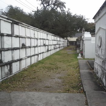DOUBLOON TOURS - The wall vaults in Lafayette Cemetery #1 - Historical Tours Near Me DOUBLOON TOURS - The wall vaults in Lafayette Cemetery #1 - Historical Tours Near Me