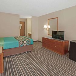 Super 8 by Wyndham Richmond - Guest room