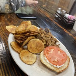 T&T BBQ and Southern Home Cooking - Burger with pulled pork and homemade chips
