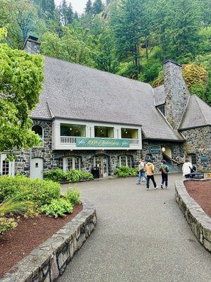 Multnomah Falls Lodge by null