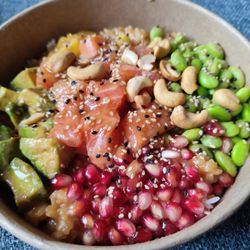 Poke n' Burger - Poke Bowl (groß) mit Sushireis, Lachs, Avocado, Cashewnüssen, Misosauce, Granatapfel, Edamame, Sesam und Mango - 12,30 €