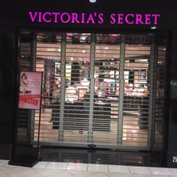 I was going to vs, to get a strapless bra.the sign says it closes at 9, it was 829. Asked to get in they would not let me.