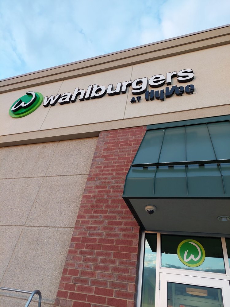 HYVEE MARKET GRILLE Updated October 2024 58 Photos & 59 Reviews 16150 Pilot Knob Rd