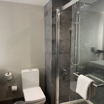 Ac Hotel - Pleasanton - Clean and spacious bathroom - Hotels Near Me - Pleasanton, California Ac Hotel - Pleasanton - Clean and spacious bathroom - Hotels Near Me - Pleasanton, California