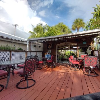 Barefoot Mailman Inn & Suites, Lantana, West Palm Beach, Fl - View from the grill to the outdoor coffee/water bar. - Hotels Near Me - Lantana, Florida Barefoot Mailman Inn & Suites, Lantana, West Palm Beach, Fl - View from the grill to the outdoor coffee/water bar. - Hotels Near Me - Lantana, Florida