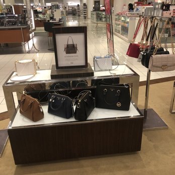 Macy's - Department Stores Near Me - Aurora, Illinois
