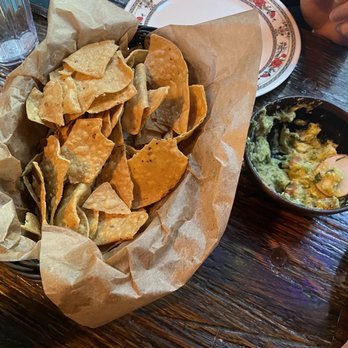 Broken English Taco Pub - The Loop - Chips and Guacamole - Mexican Near Me - Chicago, Illinois