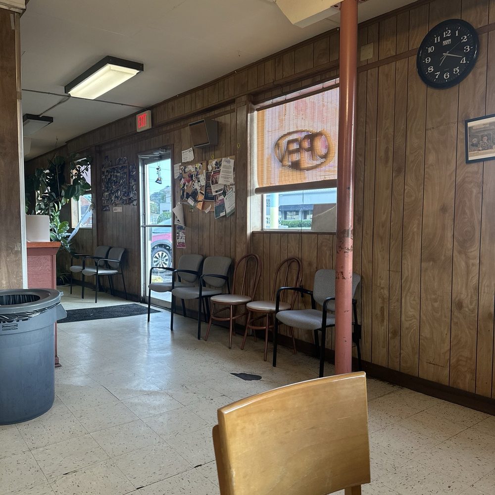 Richee Freeze - Front area - waiting chairs for pickup orders - Burgers Near Me - Roanoke, Virginia Richee Freeze - Front area - waiting chairs for pickup orders - Burgers Near Me - Roanoke, Virginia