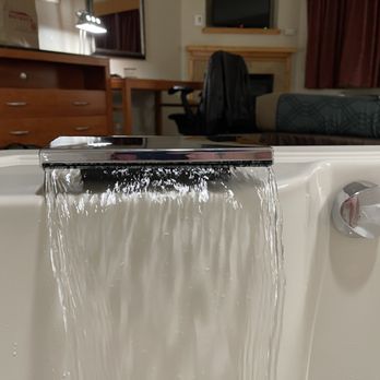 Mountainview Lodge & Suites - Big whirlpool jet style tub in room (not bathroom) - Hotels Near Me - Bozeman, Montana Mountainview Lodge & Suites - Big whirlpool jet style tub in room (not bathroom) - Hotels Near Me - Bozeman, Montana
