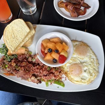 Egg River Cafe - Corned beef hash and eggs side of bacon - Breakfast & Brunch Near Me - Hood River, Oregon