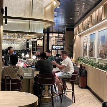 Sapphire Lounge - Ambiance and bar - Airport Lounges Near Me - Phoenix, Arizona