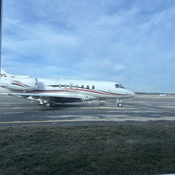 Jet Room Restaurant - a plane on the tarmac - Diners Near Me - Madison, Wisconsin