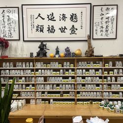 Te Xin Kuang - Chinese Medicine & Acupressure - Herb making desk