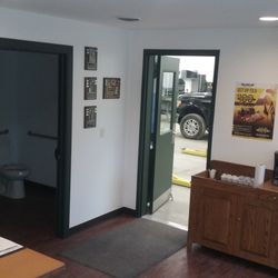 R Auto Repair - R AUTO REPAIR LLC. WAITING ROOM