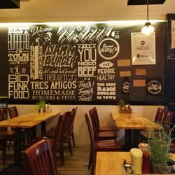 Damn Burger - Wall decoration and tables