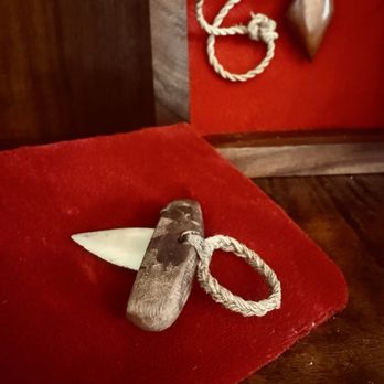 Huliheʻe Palace - Ancient Hawai'ian finger weapon. Cutest little weapon I've ever wanted to wear. - Museums Near Me - Kailua-Kona, Hawaii Huliheʻe Palace - Ancient Hawai'ian finger weapon. Cutest little weapon I've ever wanted to wear. - Museums Near Me - Kailua-Kona, Hawaii