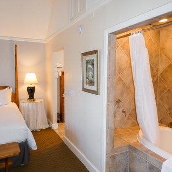 Briarwood Inn - St Anne Room - Hotels Near Me - Carmel, California