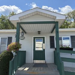 Apple Lodge Eatery - Front door