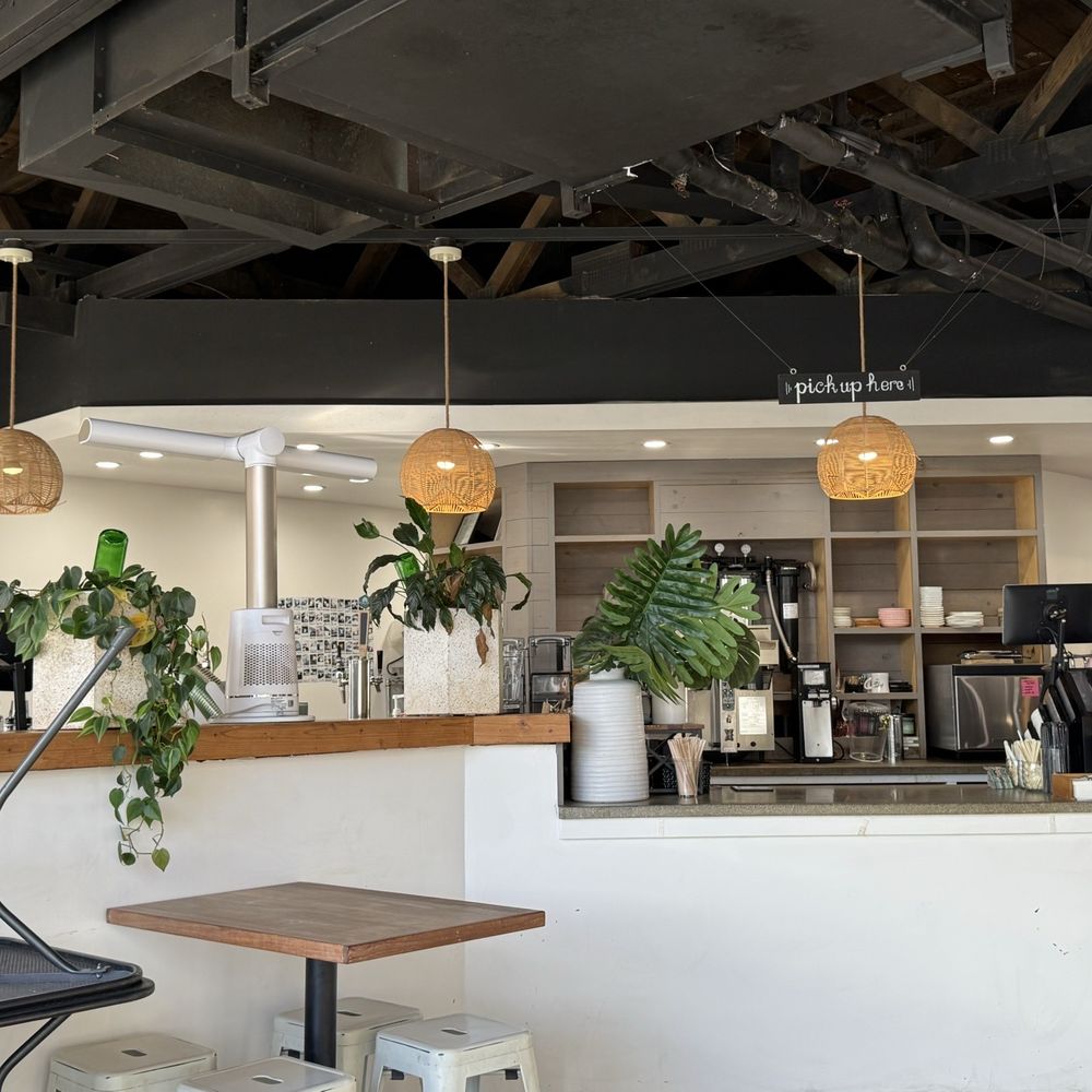 Akamai Coffee - Inside - Coffee & Tea Near Me - Kihei, Hawaii
