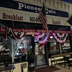 Pioneer Cafe - Outside Pioneer cafe at 6:00am