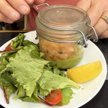 Le Vintage - Salmon tartare with guacamole and salad with lemon vinaigrette - French Near Me - Avignon, 84