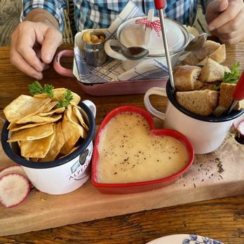 Alpenrose Vail - Fondu with gluten free crackers - German Near Me - Vail, Colorado Alpenrose Vail - Fondu with gluten free crackers - German Near Me - Vail, Colorado
