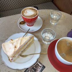 Cafe Rommel - Stachelbeerbisée Kuchen, Kaffee crema, und Cappuccino