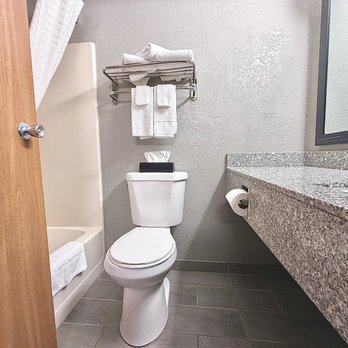 American Inn - 2 Queen Toilet - Hotels Near Me - Cedar Rapids, Iowa American Inn - 2 Queen Toilet - Hotels Near Me - Cedar Rapids, Iowa