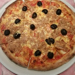 Pizzeria Da Renato - Pizza mit Thunfisch und Oliven