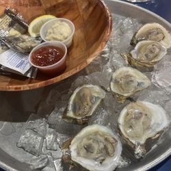 Finnigans Cove Seafood Bar & Grill - Raw oysters