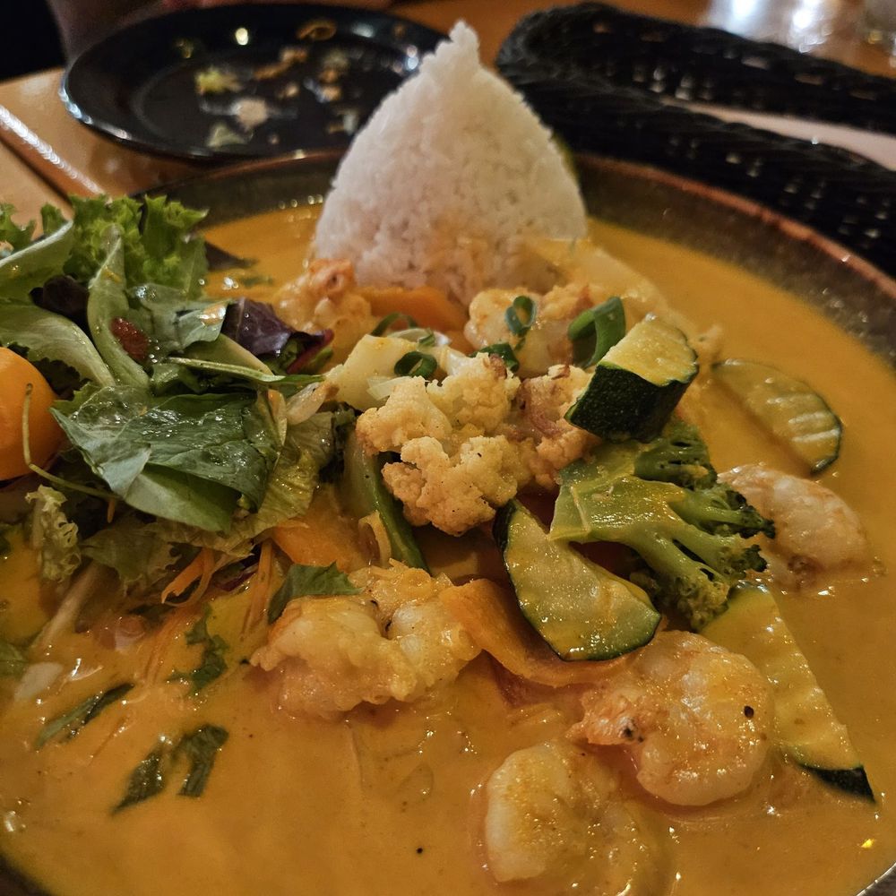 Mama Cook - Prawn dish with curry sauce and rice - Vietnamese Near Me - Berlin, BE Mama Cook - Prawn dish with curry sauce and rice - Vietnamese Near Me - Berlin, BE