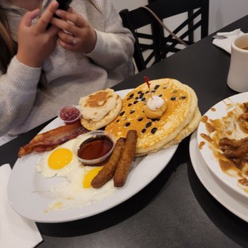 Maple Leaf Diner - Diner special with Blueberry - American Near Me - Dallas, Texas