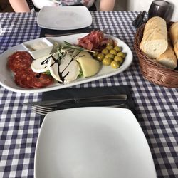 Bistro 1909 - Hier nochmals die Tapas Platte für 2 Personen ,diesmal mit dem dazu gereichten Brot.