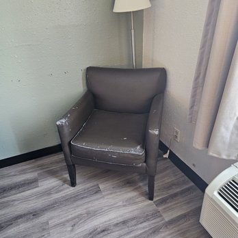Quality Inn Airport - Extremely worn chair - Hotels Near Me - Saint Louis, Missouri Quality Inn Airport - Extremely worn chair - Hotels Near Me - Saint Louis, Missouri