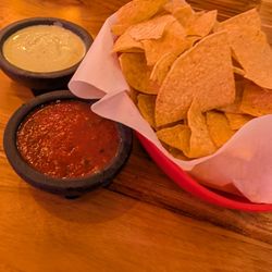 Cenas Kitchen - Complimentary chips and salsa