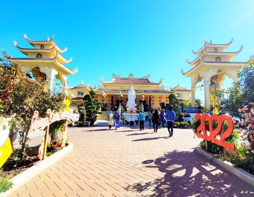 Chua Dieu Ngu Buddhist Temple by null