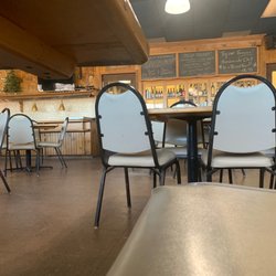 H & H Bakery & Restaurant - Seating area