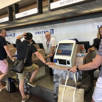 United Airlines - Terrible staff member!!! Horrible! HORRRIBLLLLEEEEEE!! - Airlines Near Me - Phoenix, Arizona