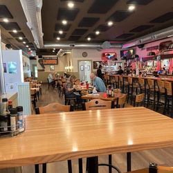 Town Club - Empty bar, long wait