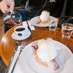 Kavárna co hledá jméno - Two orders of eggs benedict and the house coffee