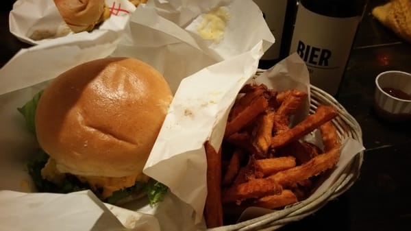 Tommis Burger Joint, Mitte by null