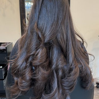 Dashing Diva - Thick, bouncy brunette blowout - Hair Salons Near Me - New Canaan, Connecticut