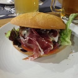 Burgerheim - Hamburguesa Picasso con carne de buey y pan crujiente... deliciosa!