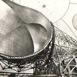 Cité des Télécoms - L'antenne-cornet située sous le Radôme de Pleumeur-Bodou
