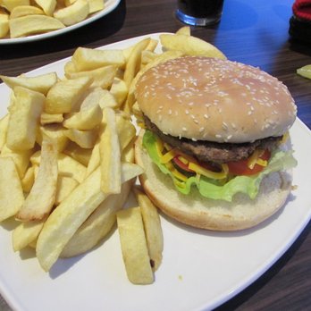 Kingfisher - 4oz Irish Beef Burger with cheddar cheese, lettuce, and tomato & Chips - Guest Houses Near Me - Dublin, D
