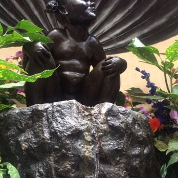 Jeanneke Pis - Girl peeling - Landmarks & Historical Buildings Near Me - Brussels, BRU