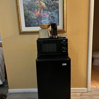 Chardonnay Lodge - Mini-fridge, microwave, coffee maker tower. - Guest Houses Near Me - Napa, California Chardonnay Lodge - Mini-fridge, microwave, coffee maker tower. - Guest Houses Near Me - Napa, California