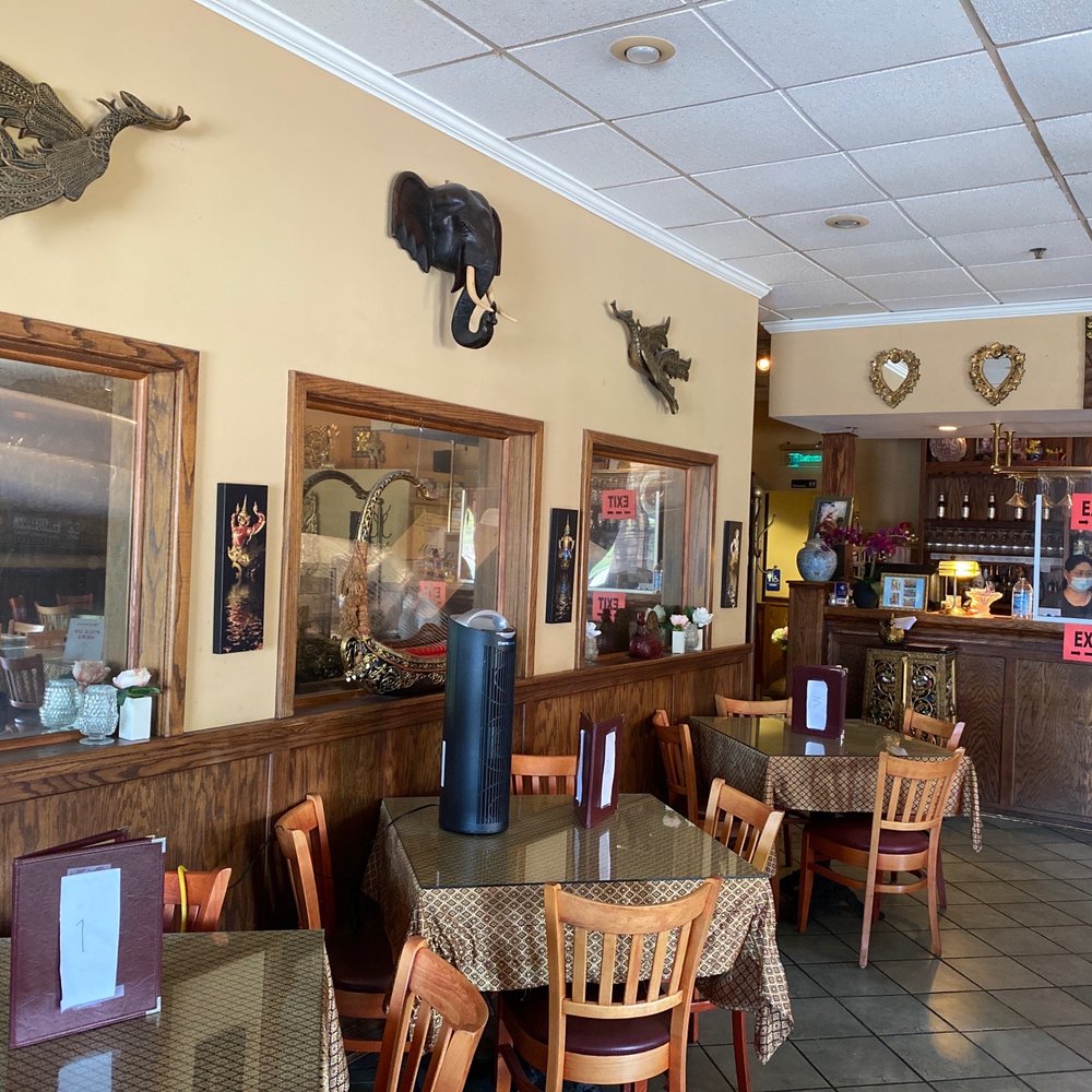 Manee Thai Restaurant - Inside - Thai Near Me - Ballwin, Missouri Manee Thai Restaurant - Inside - Thai Near Me - Ballwin, Missouri